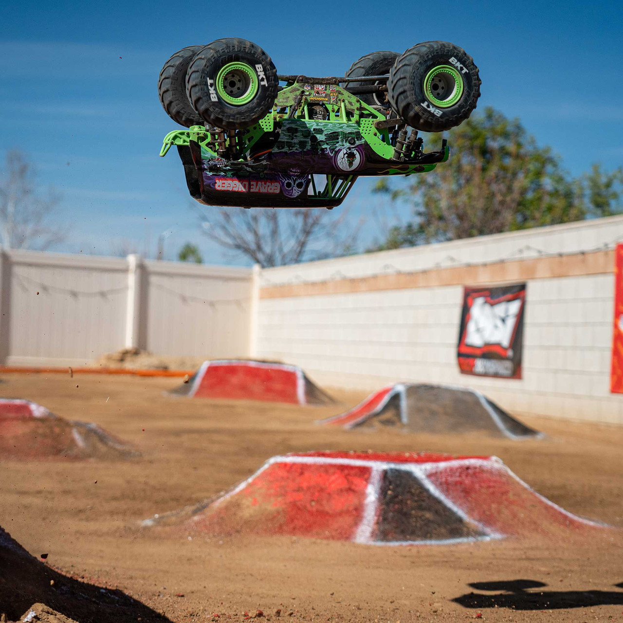 1/8 LMT 2.0 Grave Digger 4X4 Solid Axle Brushless Monster Truck RTR, Green