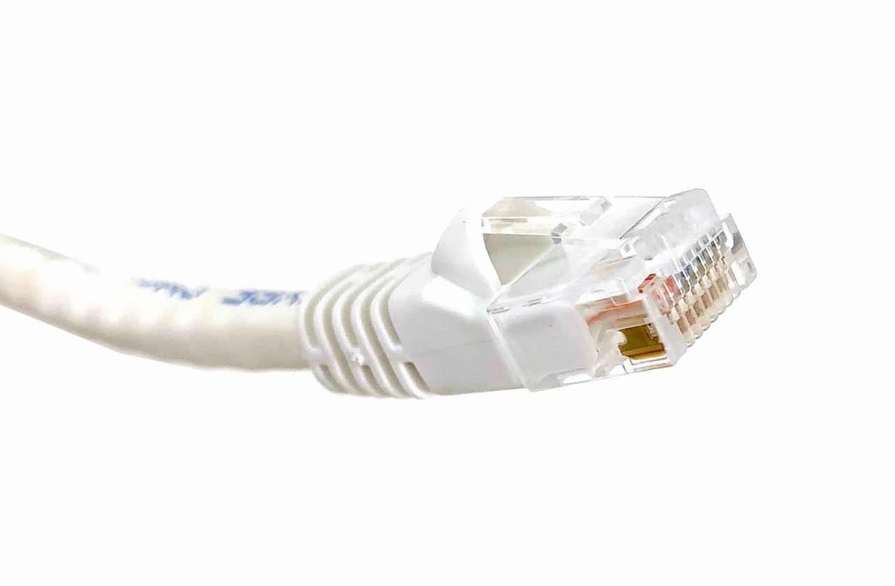 100 Feet Cat6 Molded Snagless RJ45 UTP Networking Patch 24AWG Cable (White)