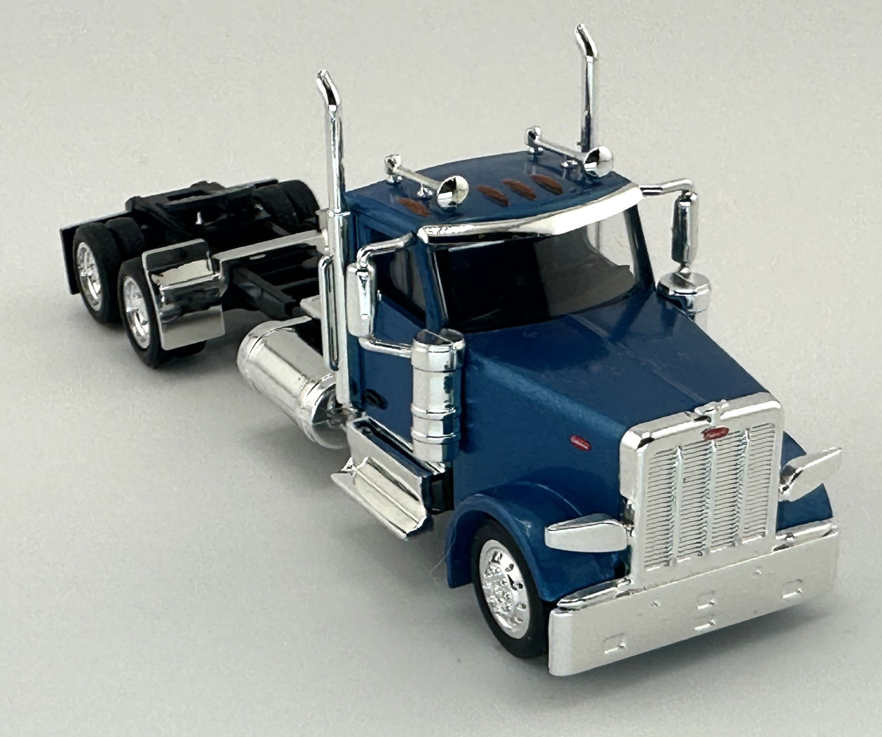 HO 1:87 HL-589061 Peterbilt 589- 2-Axle Day Cab Tractor - METALLIC