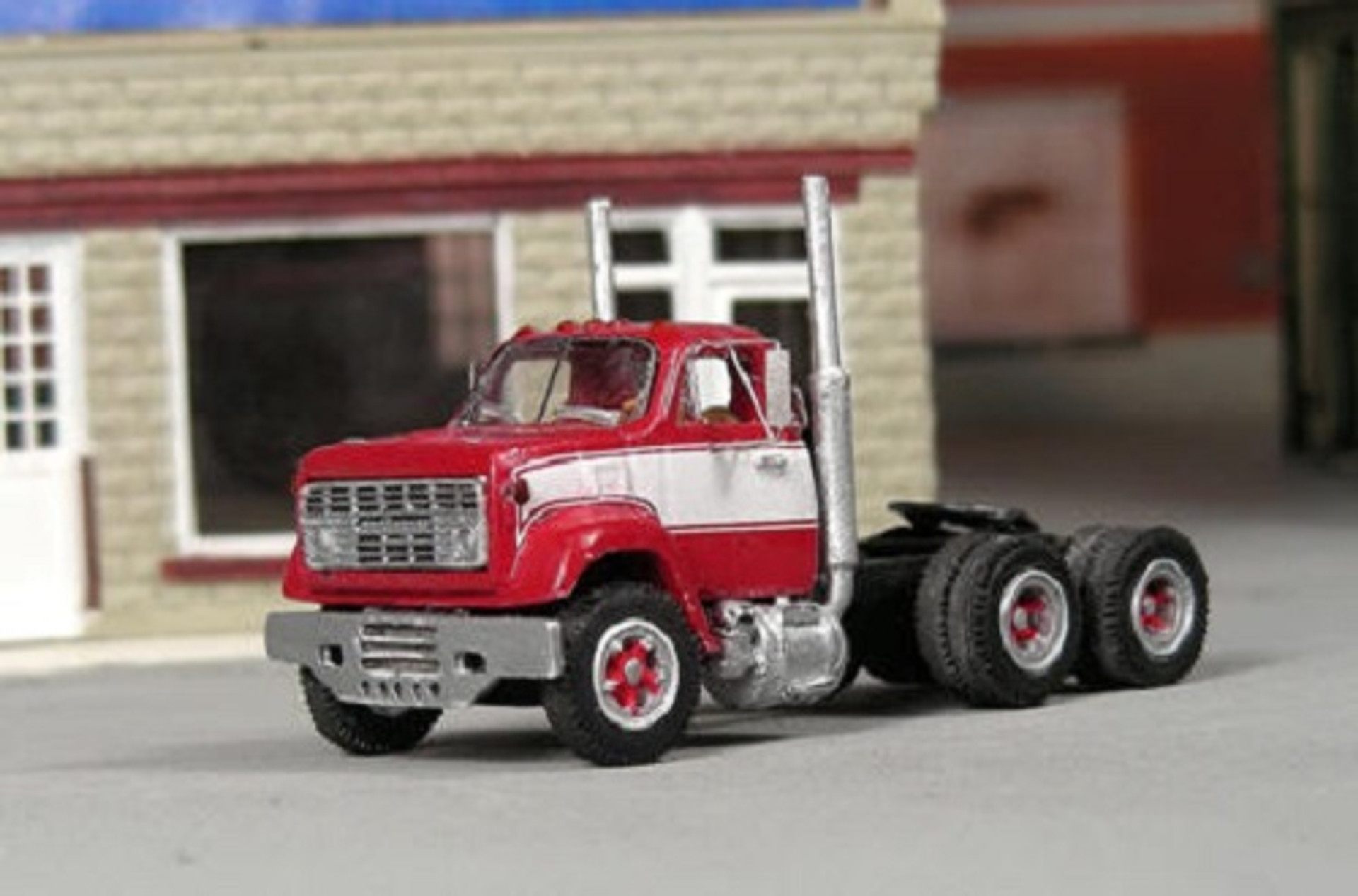 HO 1:87 TSH # 681 Kenworth T-680 Day Cab Tandem Axle Tractor - Viper Red -  Truck Stop Hobbies 1-87 