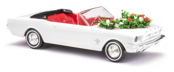 HO 1:87 Busch # 47527 -  Ford Mustang Convertible w/Wedding Decorations - White