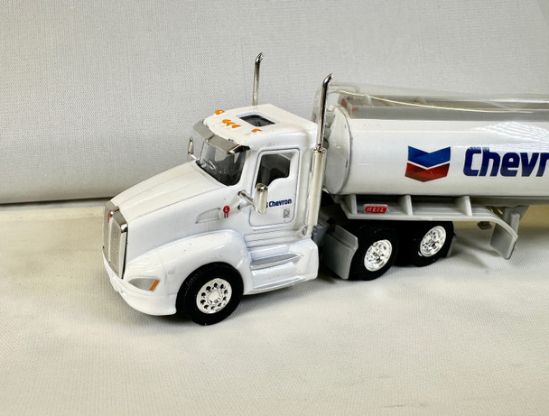 HO 1:87 TNS # 140 Kenworth T-660 Day Cab w/Gasoline Tanker - Chevron Livery