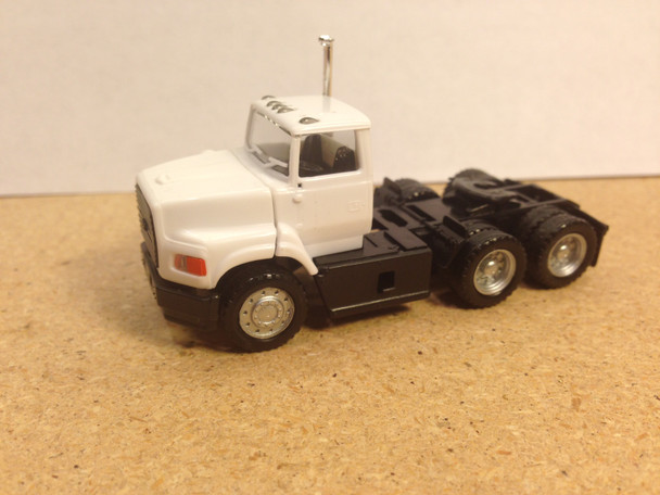 HO 1:87 Promotex 15240 Ford L-9000 Short Day Cab Tractor - WHITE