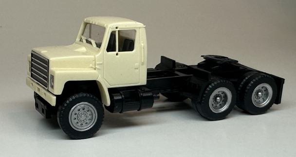 HO 1:87 Promotex 450070 International Dual Axle Day Cab-ALL WHEEL DRIVE - BEIGE