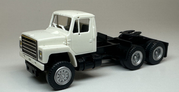 HO 1:87 Promotex 450070 International Dual Axle Day Cab-ALL WHEEL DRIVE - WHITE