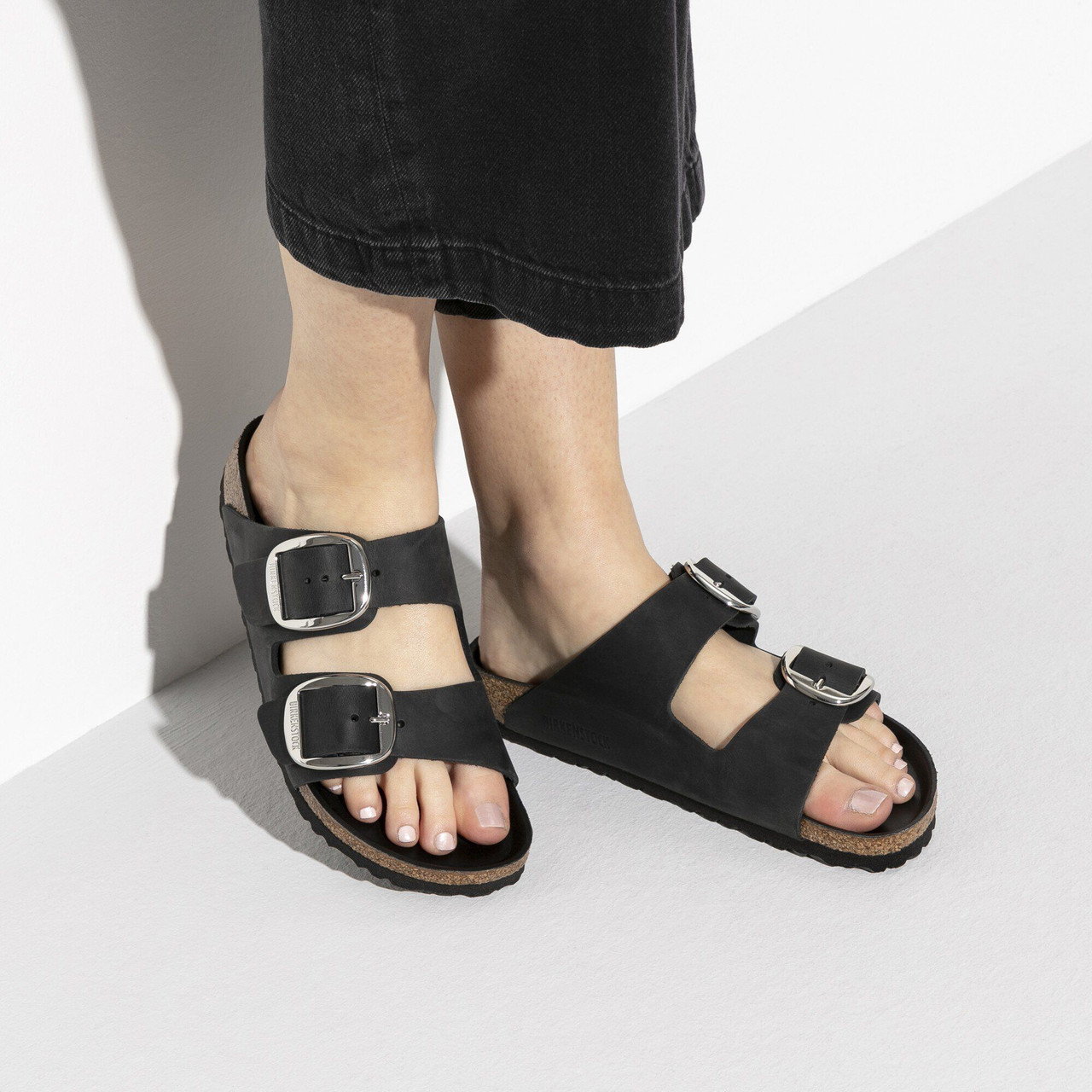 『ブARIZONA BIG BUCKLE FLAT SANDALS IN OILED LEATHER Arizona Big Buckle Oiled Leather - Black - Regular/Wide