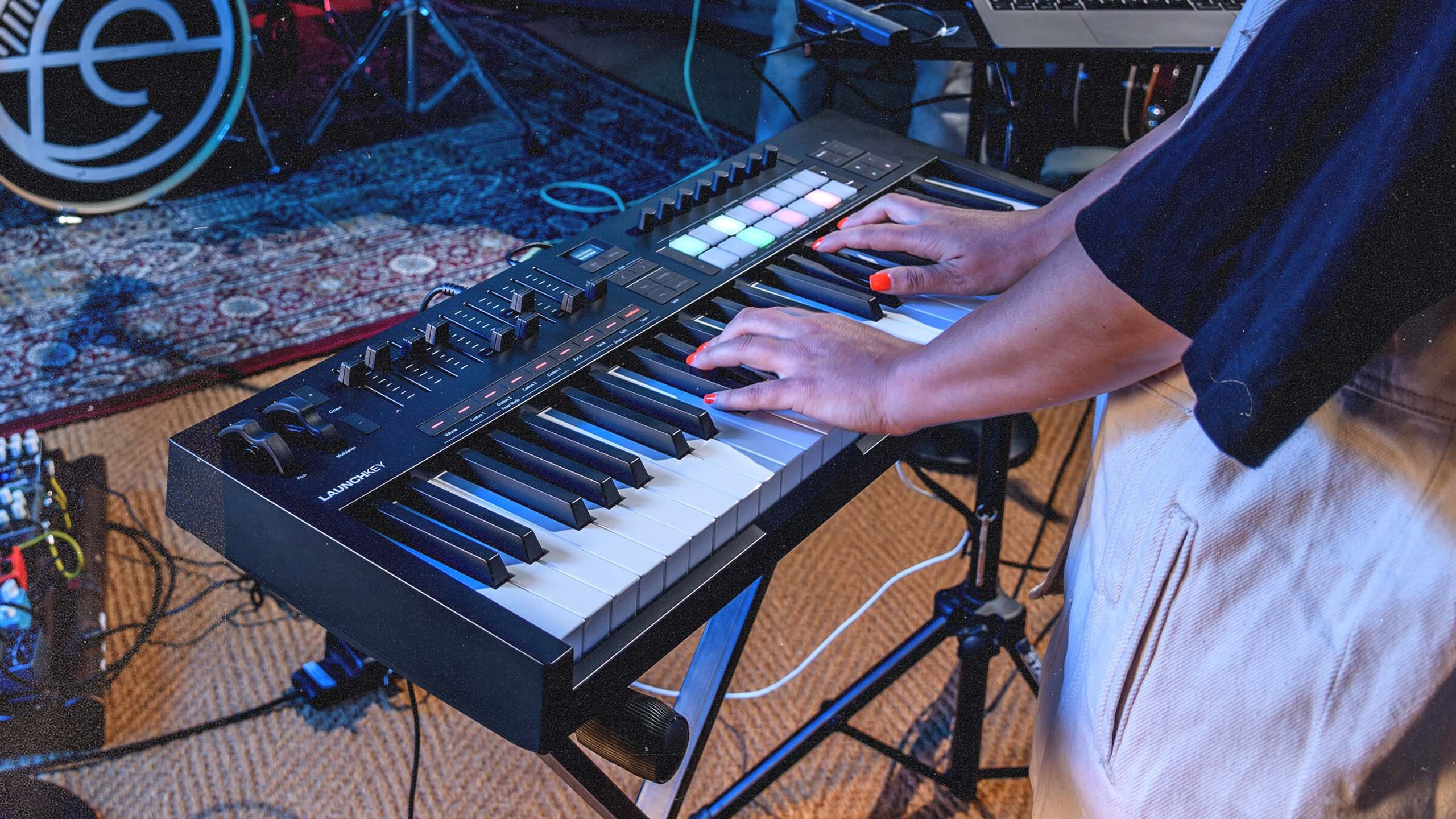 [お得]LAUNCHKEY 49 MIDIコントローラー　MK4 Amazon.com: Novation Launchkey 49 MK4 – 49 key Semi-Weighted