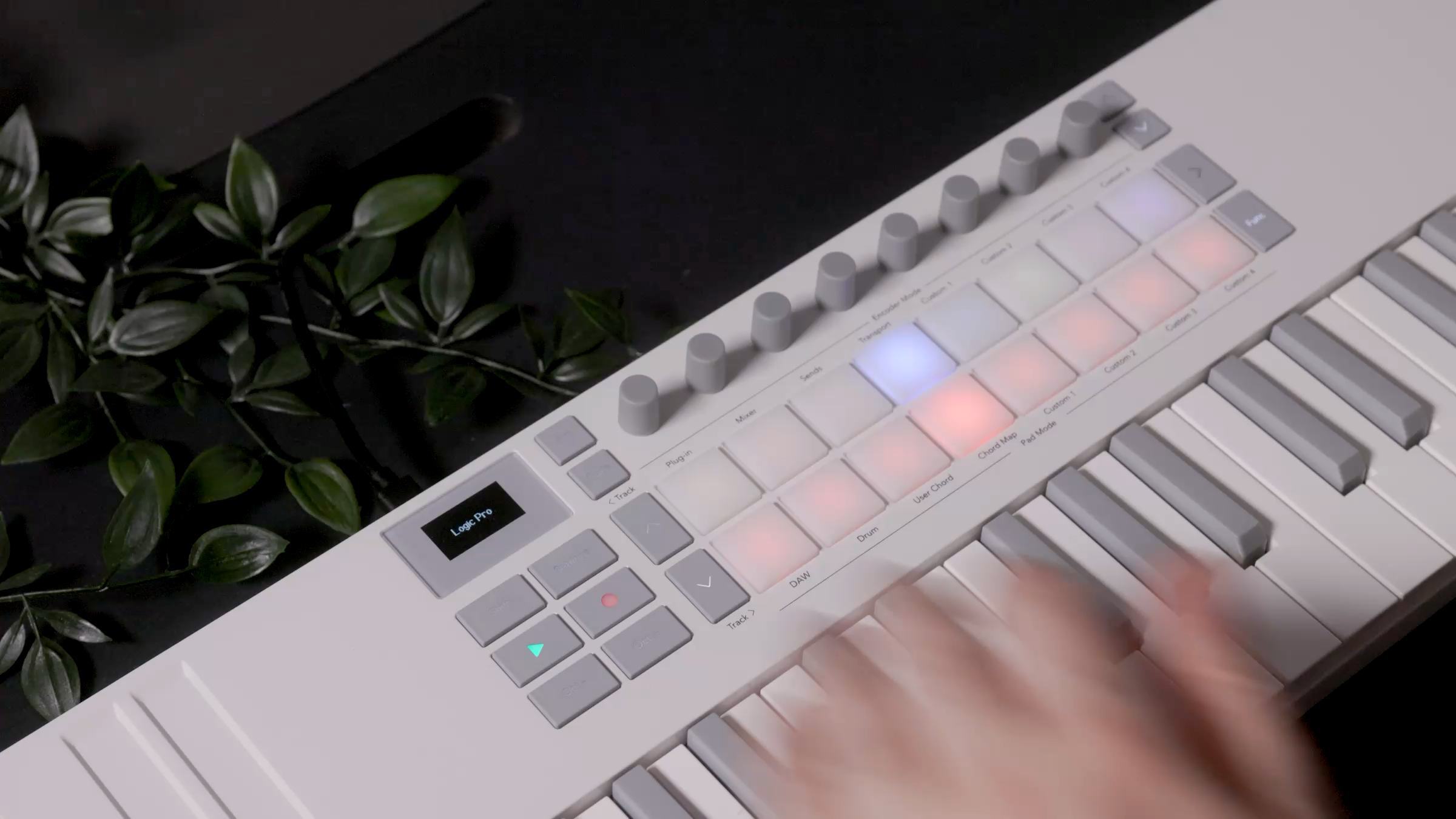 Launchkey Mini 37 White MK4 | Novation