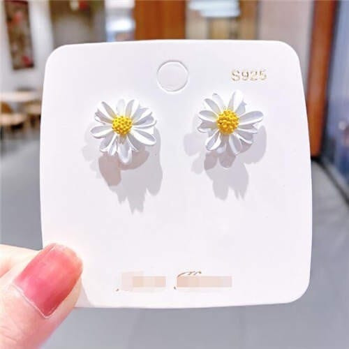Daisy Design Floral Stud Earrings