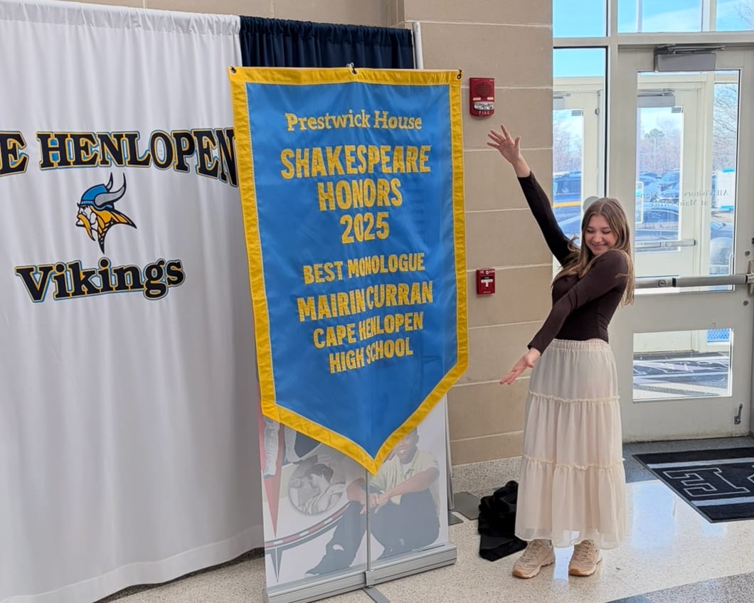 Mairin Curran standing beside the 2025 Best Monologue banner