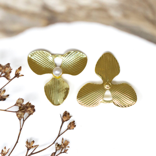 Gold Plated 16x18mm 3 Leaf with Pearl Charm