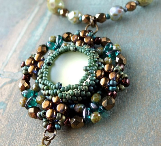 Free Download Pattern - Leda Pendant - Designed By: Nela Kabelova