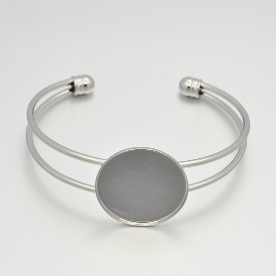 1 x Brass Cuff Bangle with Flat Round Tray, Platinum, Tray: 25mm; 45x60mm