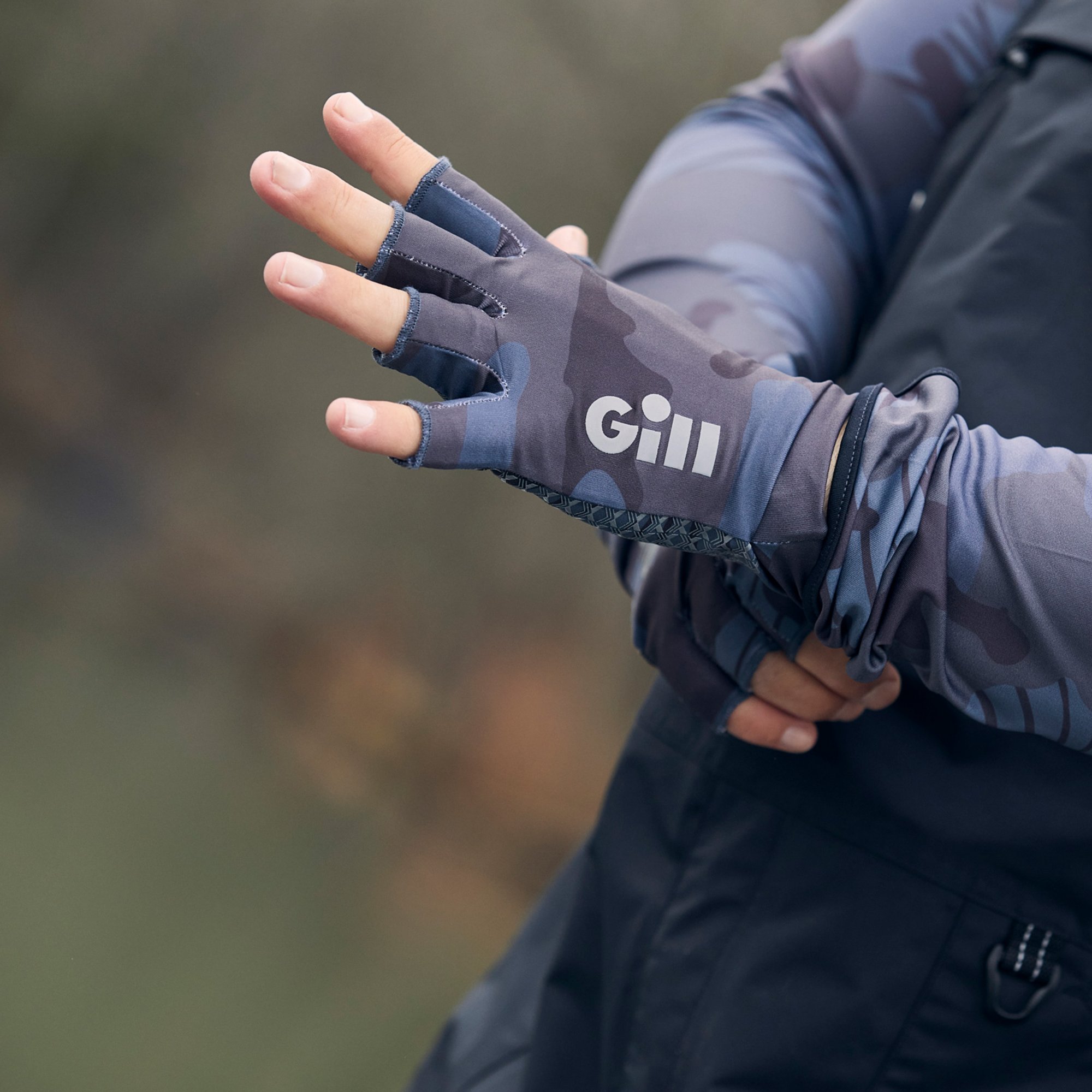 XPEL® Tec Gloves in Glacier - FG601-SHAD01-LIFESTYLE_2.jpg