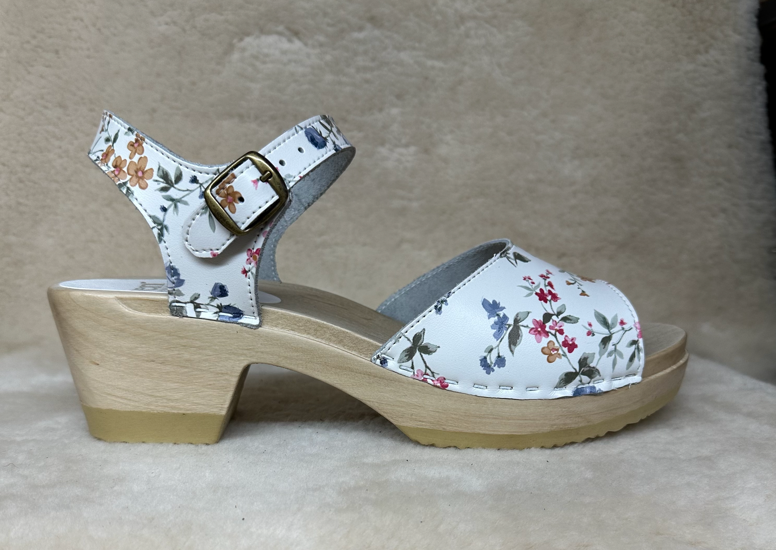 Open Toe Clogs - White Flower Leather - Mid Heels