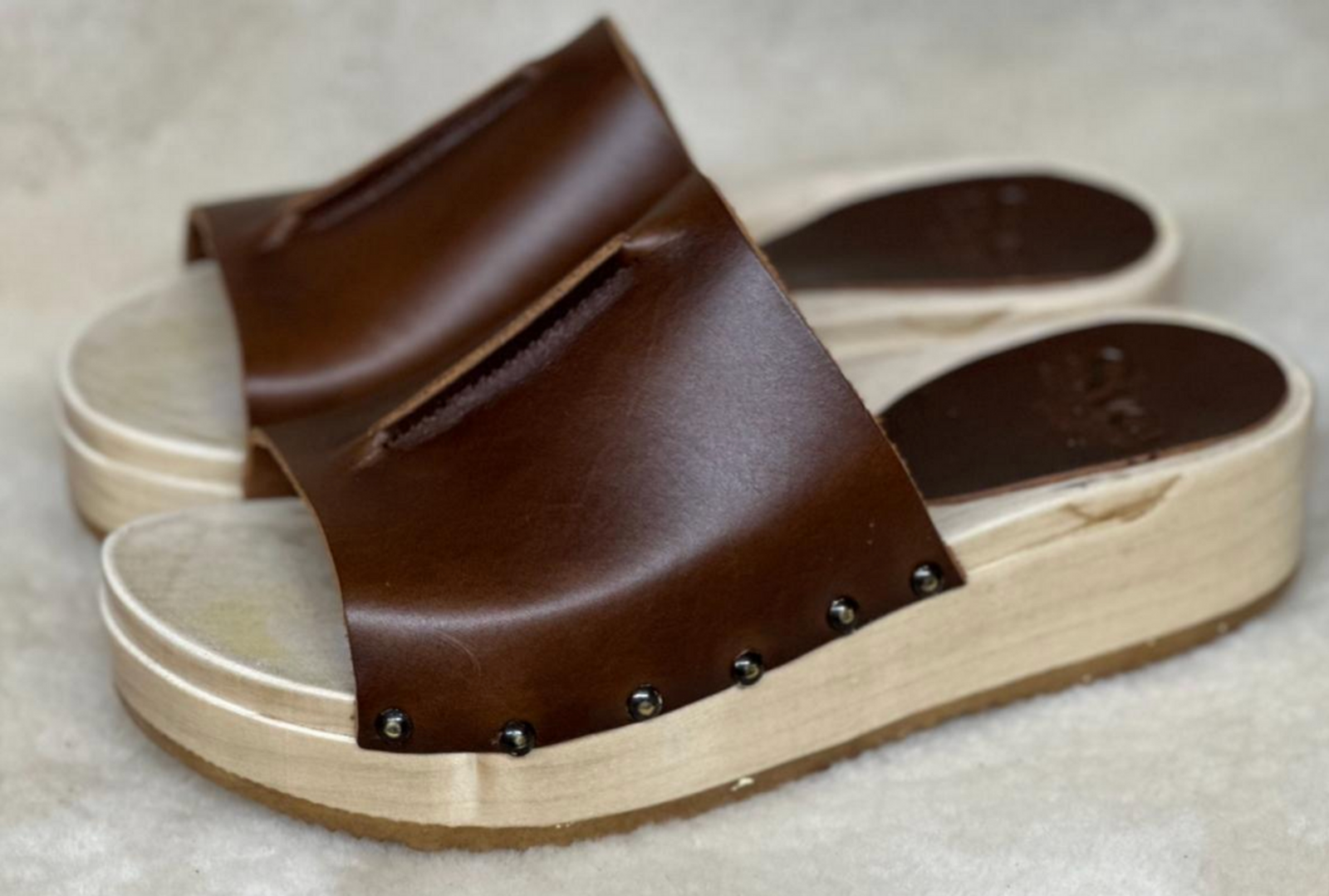 Flat Wedges - Front Seam Sandal Clogs - Chestnut