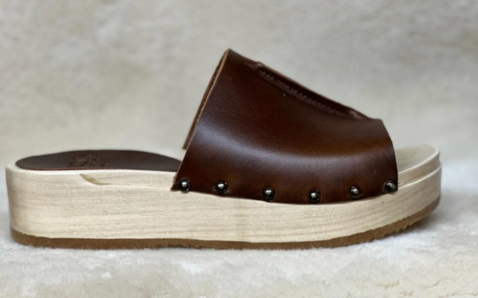 Flat Wedges - Front Seam Sandal Clogs - Chestnut