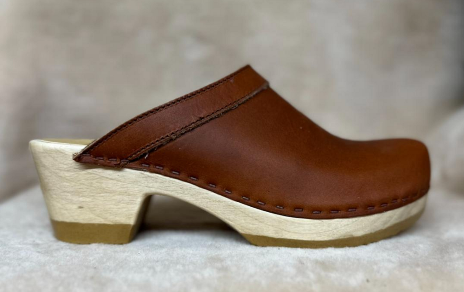 Plain Clogs - Mid Heel - Whiskey