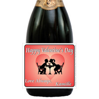 [L102] Kissing Couple Valentine Label - closeup 