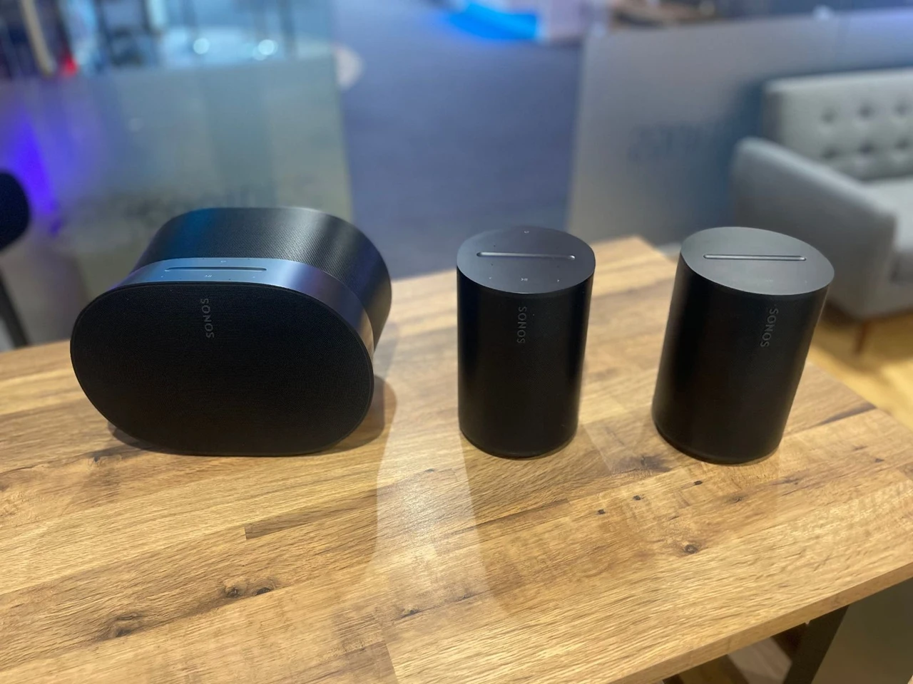 Top controls of the Sonos Era 100 and Era 100 SL side by side