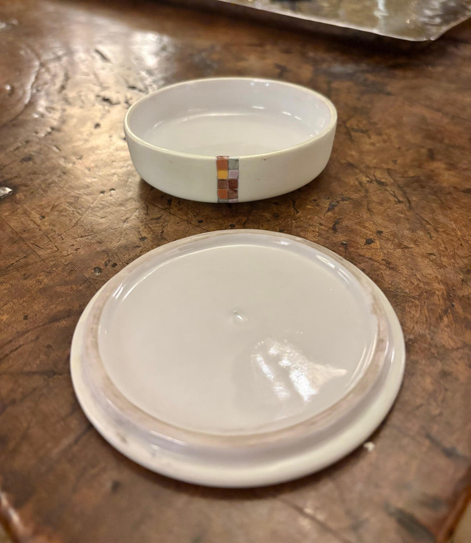 Porcelain Round Box -- Garden Three Scene 