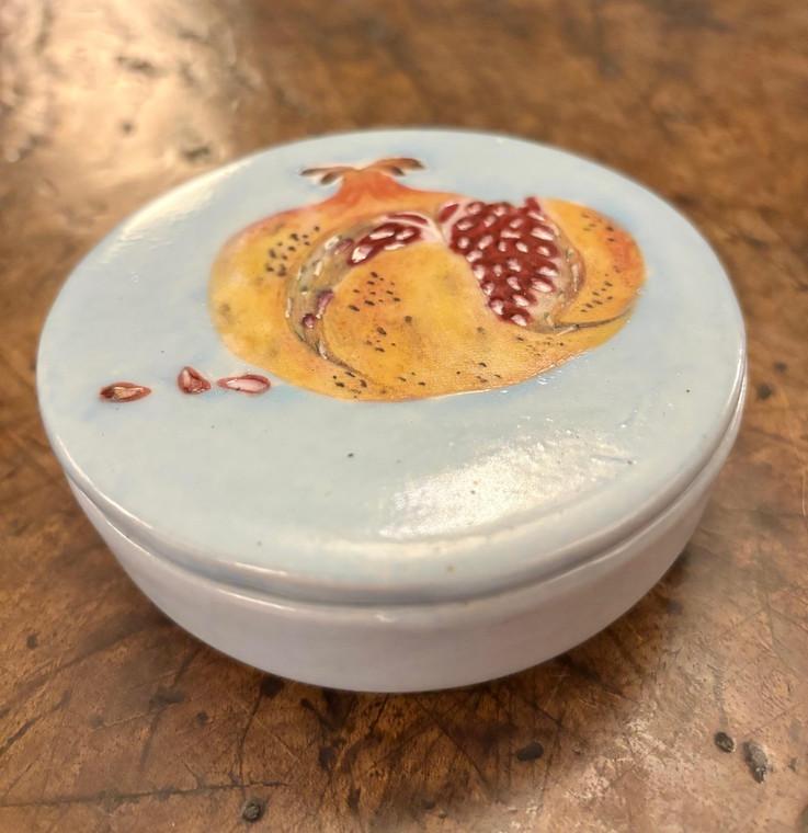 Porcelain Round Box -- Garden Two Scene 