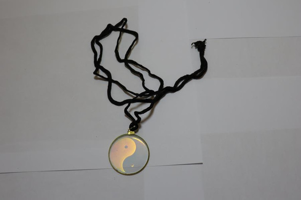 Hologram Necklace - Yin Yang | 60s | Costume Jewelry