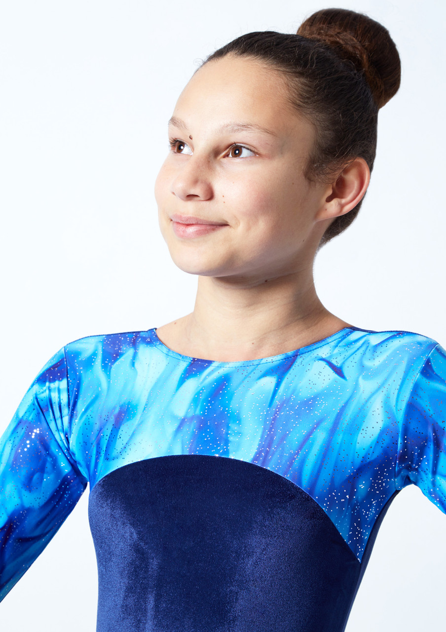 Une fille en justaucorps bleu et blanc sur un trampoline photo – Gymnastique  Photo sur Unsplash