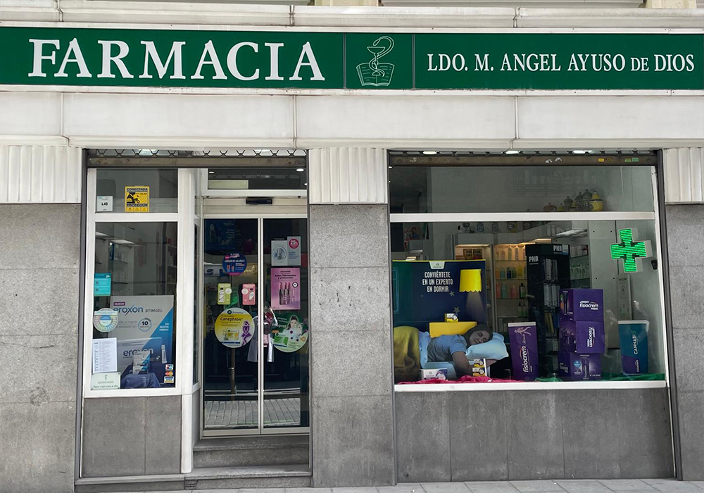 Fachada de la Farmacia Ayuso de Dios en Madrid