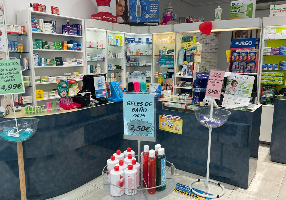 Interior de la Farmacia Ayuso de Dios en Madrid