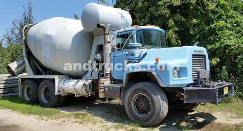 1998 Mack DM690