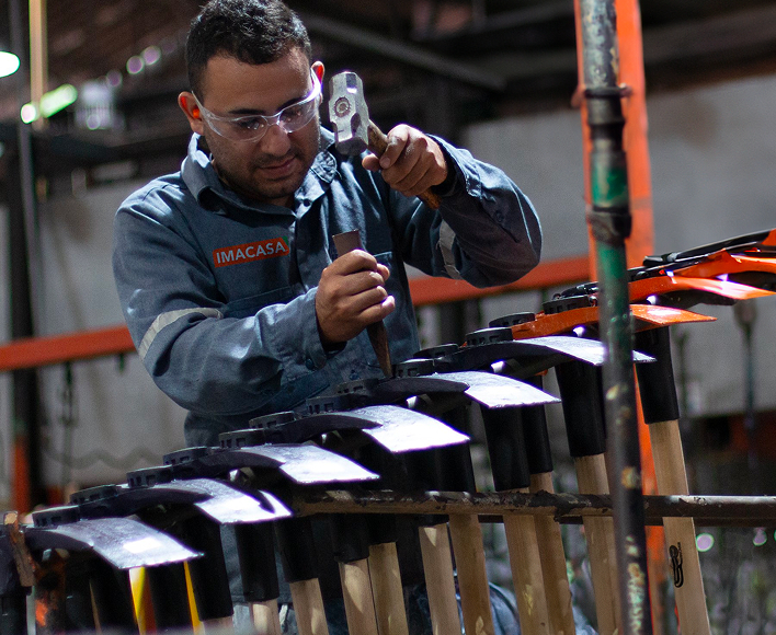 Trabajador IMACASA fabricando herramientas