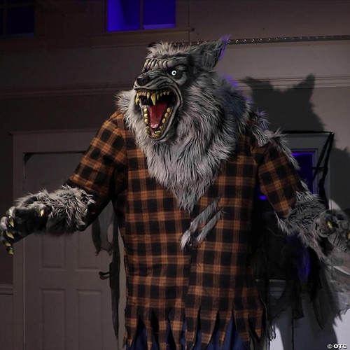 7.5' Animated Hulking Werewolf- close up