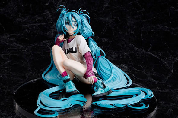 PREORDINE 04/2025 Hatsune Miku Statue 1/4 Yoneyama Mai The Latest Street Style "Cute" Limited Edition 17 cm (PREORDINE NON CANCELLABILE)