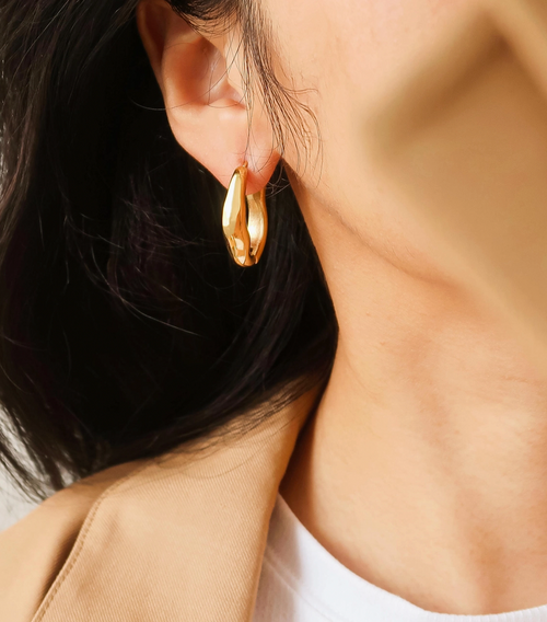 Darcy 18K Gold Oval Hoop Earring Darcy 18K Gold Oval Hoop Earring