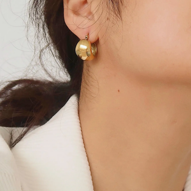 Amélie 18K Gold Huggie Earring