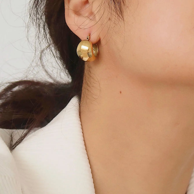 Amélie 18K Gold Huggie Earring