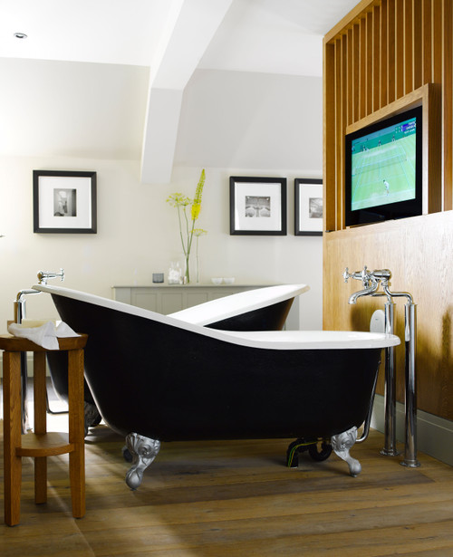 Astonian Slipper 1550x765mm no-taphole cast iron bath on ball and claw feet