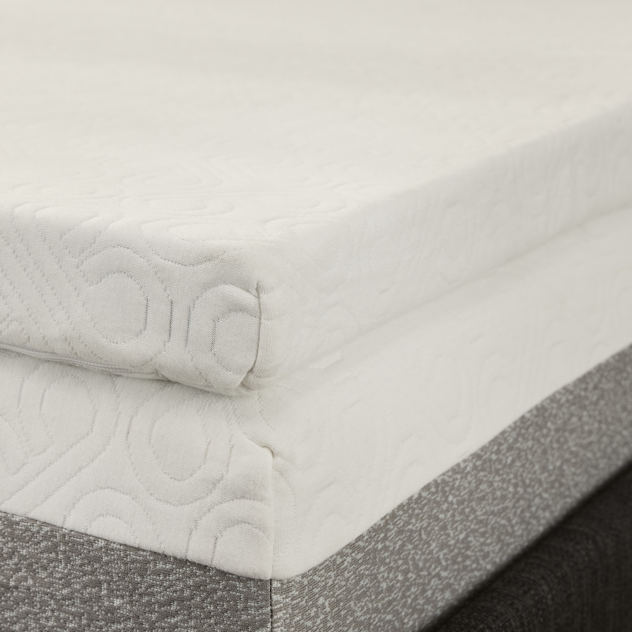 Crimson Bloom Table Topper NCU0NTV065