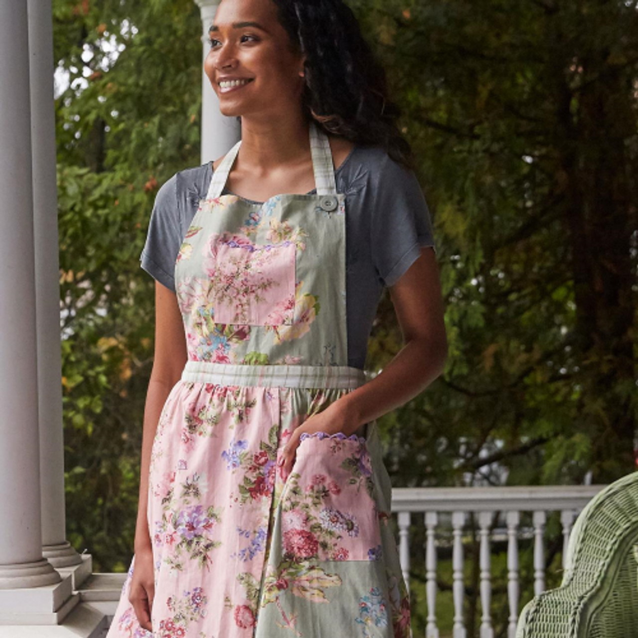 Lizzy Embroidery Apron  :Beautiful Designs by April Cornell