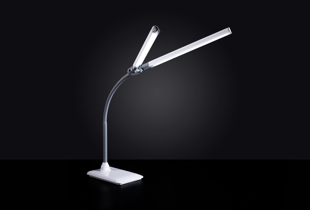Image : Duo Pro desk lamp, arms open 45 degrees on black background