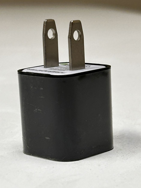 Image: square wall plug for a USB cable - upright