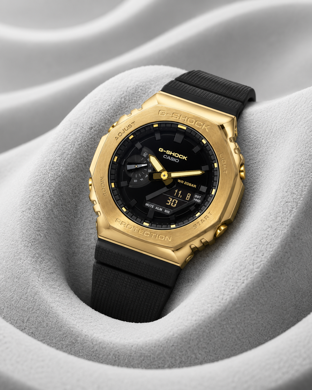Casio GM-2100G-1A9 - detail and lifestyle view 3