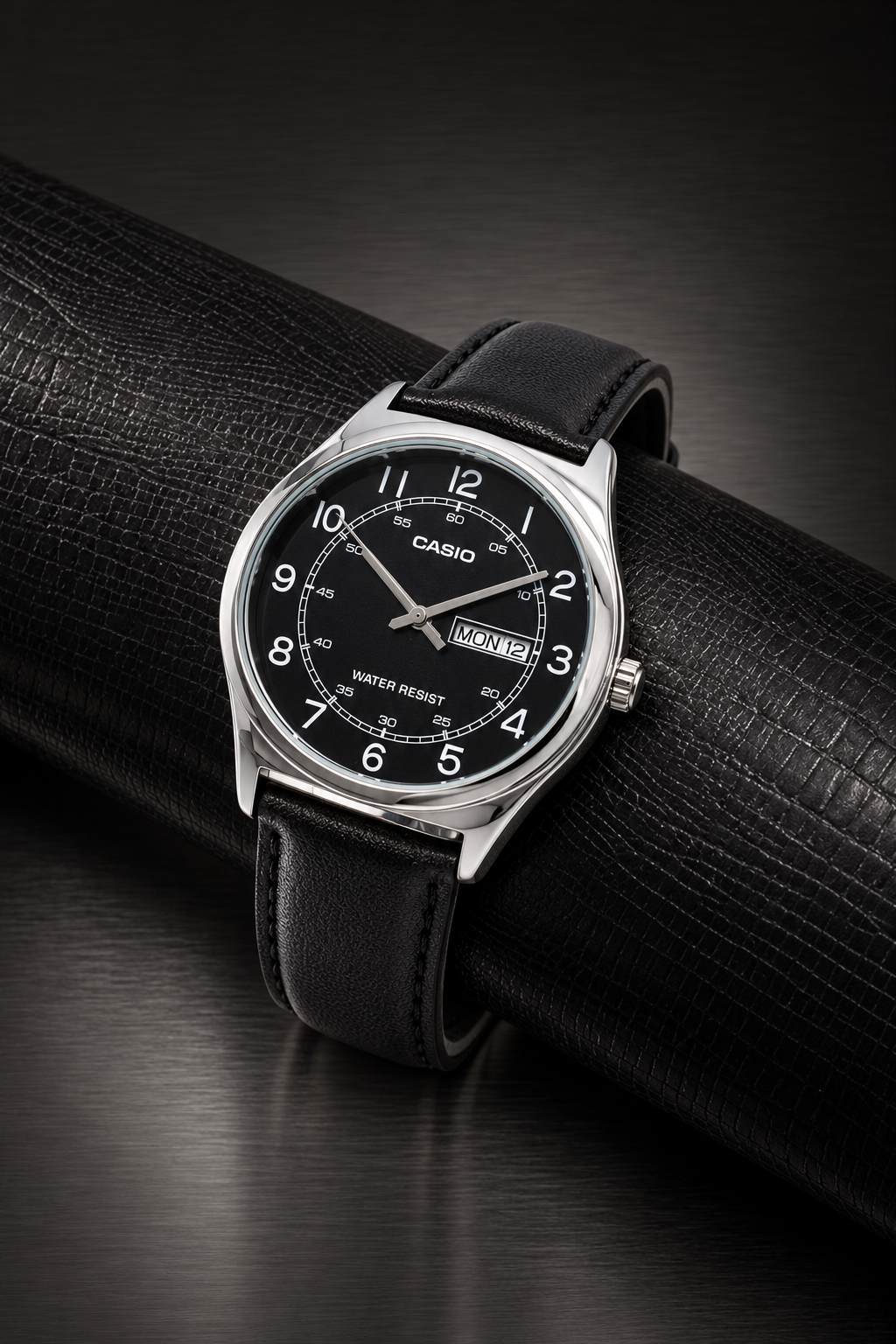 Casio MTP-V006L-1B2 - detail and lifestyle view 2