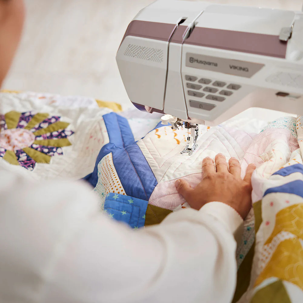 US製 ヴィンテージ つなぎ キルトインナー LARGEMEDIUM HUSQVARNA® VIKING® EPIC QUILT™ 97 Sewing Machine & Accessories Bundle