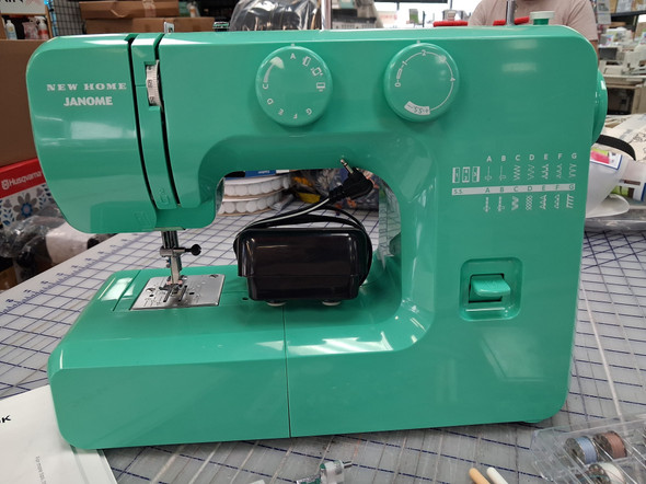 PRE-LOVED ❤ JANOME TRAVEL MATE 16 SEWING MACHINE