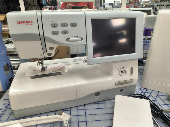 PRE-LOVED ❤ JANOME MEMORY CRAFT 11000 SEWING AND EMBROIDERY MACHINE