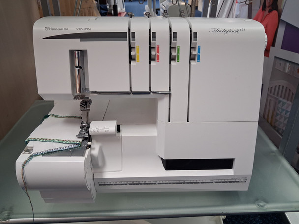 PRE-LOVED ❤ HUSQVARNA VIKING HUSKYLOCK S21