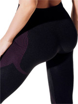 Leggins fitness JADEA 610632 con inserti traspiranti per un extra comfort.