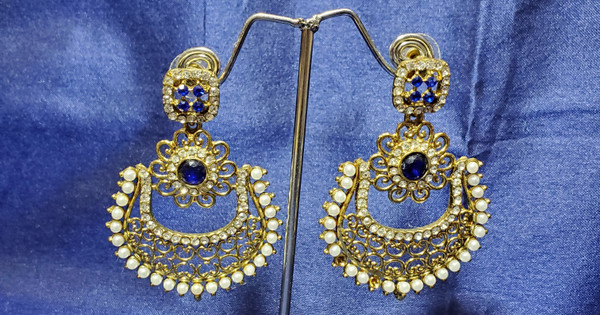 Pearl with Navy Blue Stones